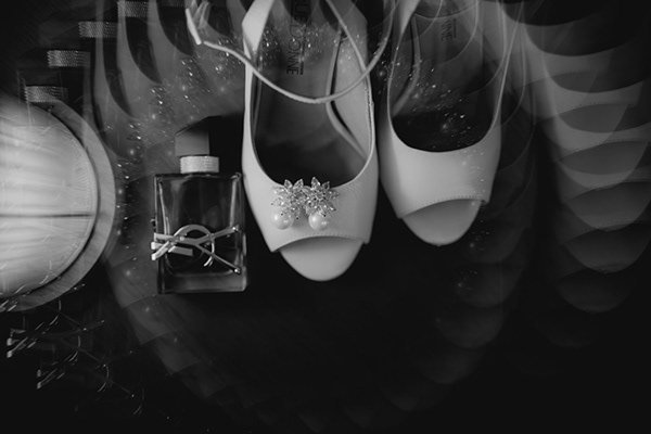 Sapatos de noiva fotografados a preto e branco